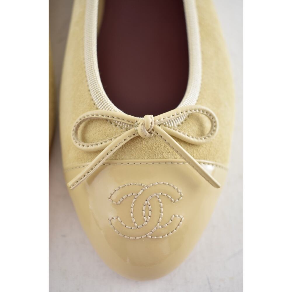 Chanel 26A Beige Suede Patent Leather CC Logo Bow Tie Ballet Ballerina Flat 38 - Picture 8 of 16